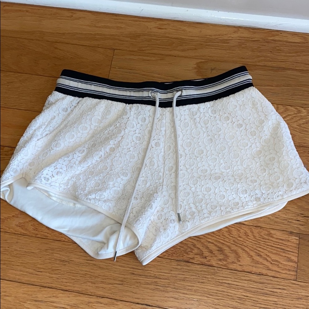 Alya White Shorts M
